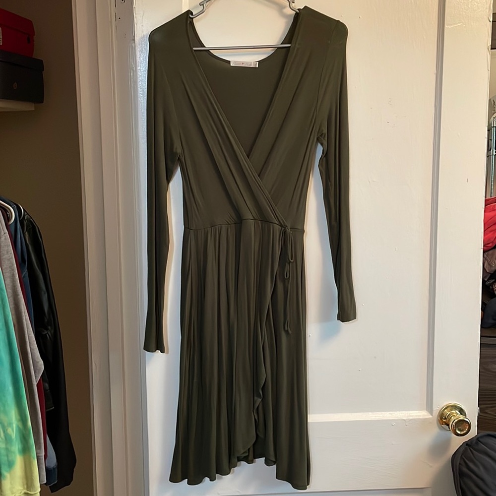 Heart and Hips green mid length dress. Lightly used. Great condition.